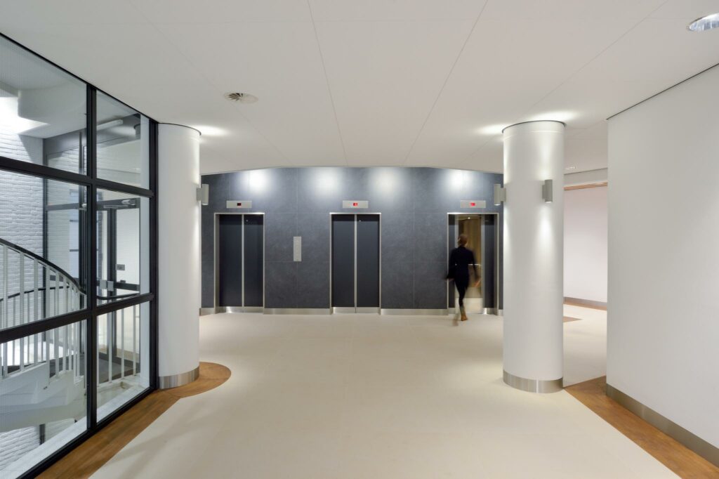 Moderne liftlobby met drie liften in een kantoorpand aan de Floris Grijpstraat.